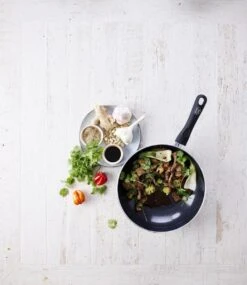 GreenChef Diamond Inductie Hapjespan - Ø28 Cm - Keramisch - PFAS-vrij 8 GreenChef Diamond Inductie Hapjespan - Ø28 Cm - Keramisch - PFAS-vrij -Pot Bevordering 1039x1200 2