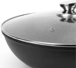 Royal Swiss WK30 - Wokpan - Ø 30 Cm - Marmeren Coating - Inductie - Met Glazen Deksel - PFAS-vrijs - Zwart 8 Royal Swiss WK30 - Wokpan - Ø 30 Cm - Marmeren Coating - Inductie - Met Glazen Deksel - PFAS-vrijs - Zwart -Pot Bevordering 1200x1076 7