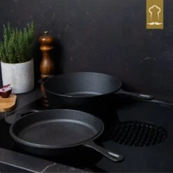 Chefarone Gietijzeren Pan - 2-in-1 Braadpan Inclusief Deksel - Geschikt Voor Alle Warmtebronnen 19 Chefarone Gietijzeren Pan - 2-in-1 Braadpan Inclusief Deksel - Geschikt Voor Alle Warmtebronnen -Pot Bevordering 1200x1200 1002