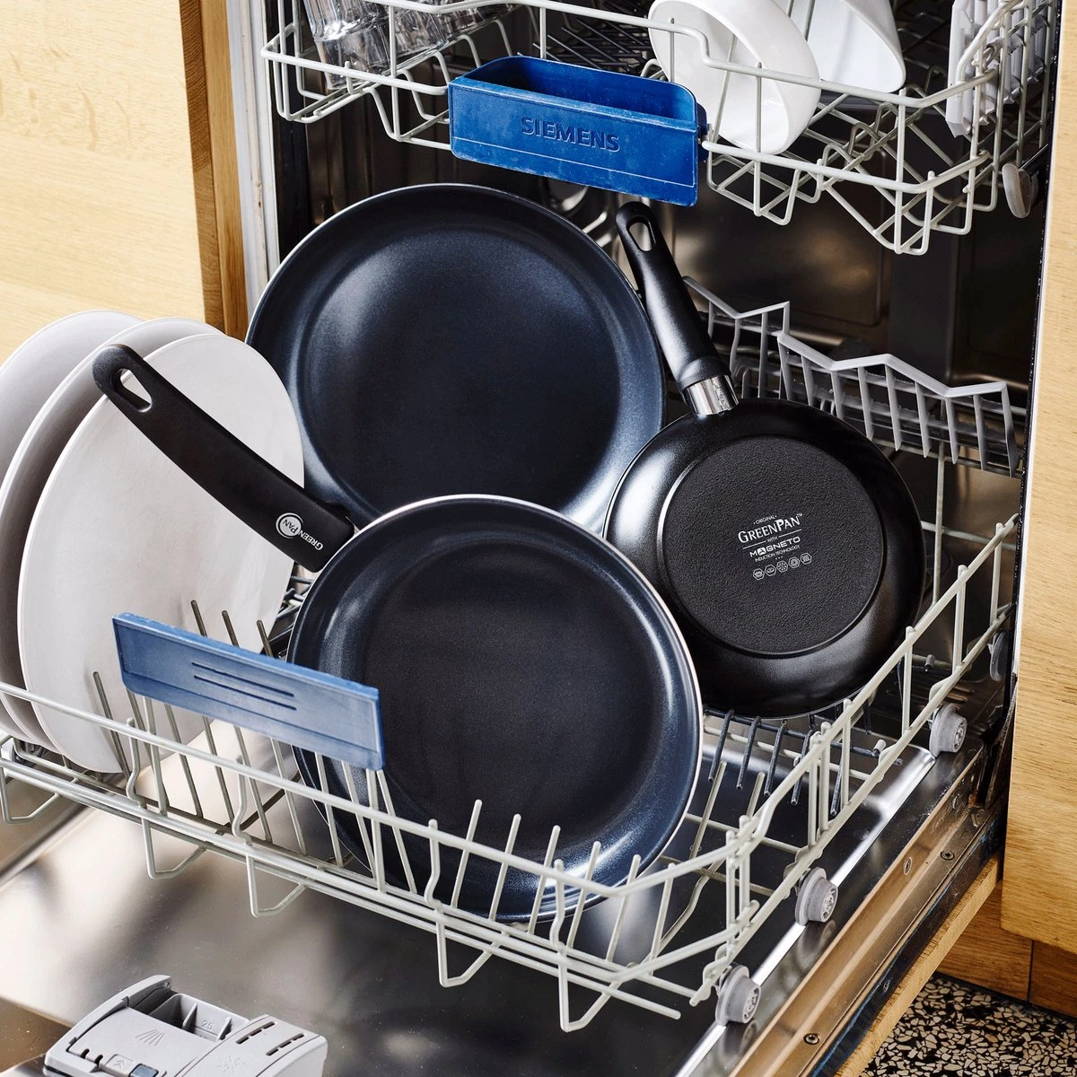 GreenPan Cambridge Kookpan Met Deksel 24cm - Zwart - Inductie - PFAS-vrij 7 GreenPan Cambridge Kookpan Met Deksel 24cm - Zwart - Inductie - PFAS-vrij - Afbeelding 5