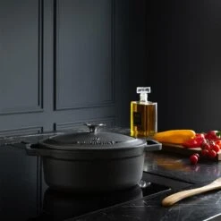 Gietijzeren Braadpan - Sudderpan Zwart Van Daumonet - Ovaal - Ø 29 Cm - 3 Liter - 100% PFAS & PFOA Vrij - Emaille - Geschikt Voor Alle Warmtebronnen - Elektrisch - Gas - Halogeen - Inductie - Keramisch - Vaatwasserbestendig -Pot Bevordering 1200x1200 1051