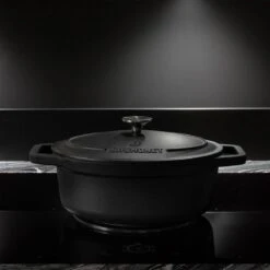 Gietijzeren Braadpan - Sudderpan Zwart Van Daumonet - Ovaal - Ø 29 Cm - 3 Liter - 100% PFAS & PFOA Vrij - Emaille - Geschikt Voor Alle Warmtebronnen - Elektrisch - Gas - Halogeen - Inductie - Keramisch - Vaatwasserbestendig -Pot Bevordering 1200x1200 1052