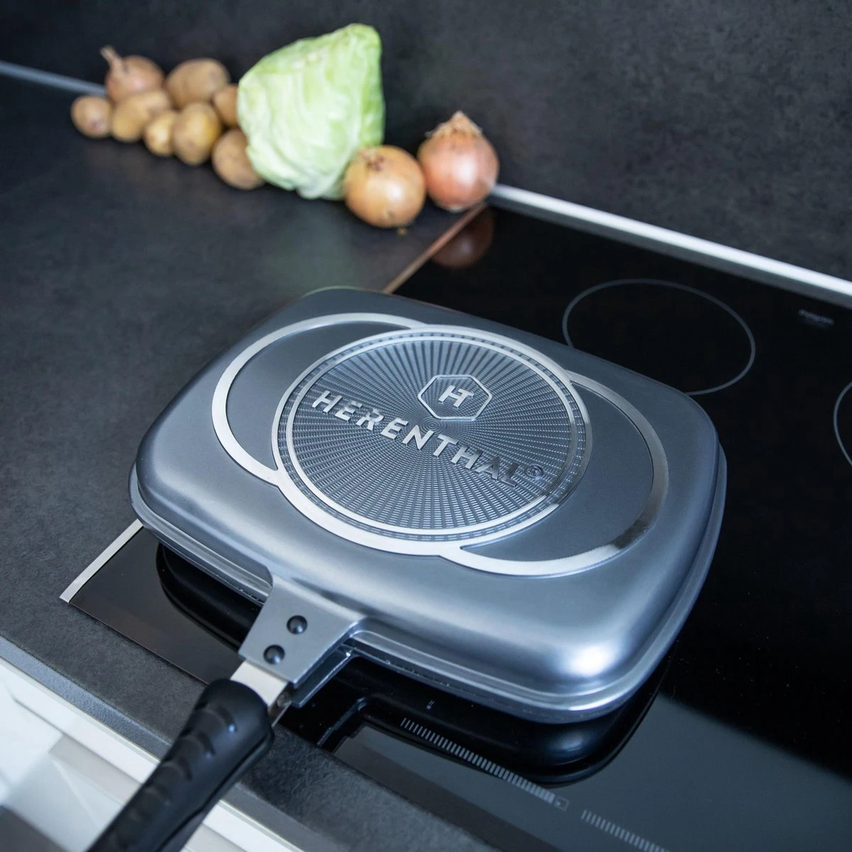 Herenthal Dubbele Grillpan - Ø 28 Cm - Koekenpan - Keramische Pan - Marmeren Coating Met Antiaanbaklaag - PFAS & PFOA Vrij - Pan - Grill - Vermindert Geur, Rook En Oliespatten - Zilver 10 Herenthal Dubbele Grillpan - Ø 28 Cm - Koekenpan - Keramische Pan - Marmeren Coating Met Antiaanbaklaag - PFAS & PFOA Vrij - Pan - Grill - Vermindert Geur, Rook En Oliespatten - Zilver - Afbeelding 9