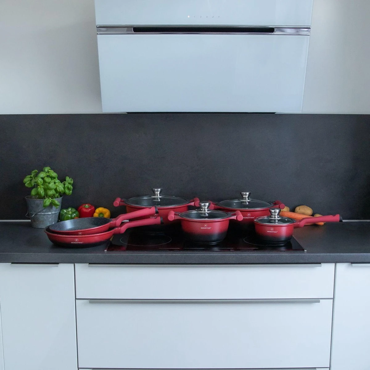 Herenthal Pannenset Inductie - Luxe 10-delige Koekenpan Inductie - Voor Alle Warmtebronnen - Pannen Met Glazen Deksels En Koudgrepen - Rood / Zwart- 6 Pannen 8 Herenthal Pannenset Inductie - Luxe 10-delige Koekenpan Inductie - Voor Alle Warmtebronnen - Pannen Met Glazen Deksels En Koudgrepen - Rood / Zwart- 6 Pannen - Afbeelding 6