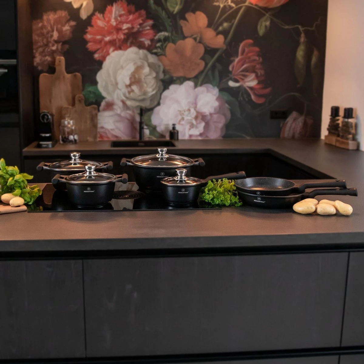 Herenthal Inductie Pannenset - Luxe 10-delige Koekenpanset - Voor Alle Warmtebronnen - Met Glazen Deksels En Koudgrepen - Zwart 7 Herenthal Inductie Pannenset - Luxe 10-delige Koekenpanset - Voor Alle Warmtebronnen - Met Glazen Deksels En Koudgrepen - Zwart - Afbeelding 5