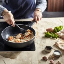 Demeyere Alu Classico 3 Wokpan – Inductie – Ceraforce Keramische Antikleeflaag – 28 Cm – PTFE En PFAS Vrij 12 Demeyere Alu Classico 3 Wokpan – Inductie – Ceraforce Keramische Antikleeflaag – 28 Cm – PTFE En PFAS Vrij -Pot Bevordering 1200x1200 268