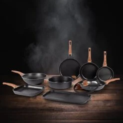 Rosmarino Black Line - Wokpan - Ø30cm - 100% PFAS & PFOA Vrij - Gegoten Aluminium - Non-stick Minerale Coating - Ergonomische Handgreep - Geschikt Voor Alle Warmtebronnen & Vaatwasser 24 Rosmarino Black Line - Wokpan - Ø30cm - 100% PFAS & PFOA Vrij - Gegoten Aluminium - Non-stick Minerale Coating - Ergonomische Handgreep - Geschikt Voor Alle Warmtebronnen & Vaatwasser -Pot Bevordering 1200x1200 303