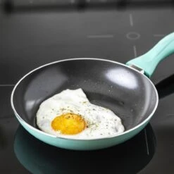 VitaVerde Expert Koekenpannenset Ø 20cm + Ø 24cm + Ø 28cm - Turquoise - Inductie - PFAS-vrij 17 VitaVerde Expert Koekenpannenset Ø 20cm + Ø 24cm + Ø 28cm - Turquoise - Inductie - PFAS-vrij -Pot Bevordering 1200x1200 374