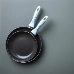 VitaVerde Expert Koekenpannenset Ø 24cm + Ø 28cm - Lichtblauw - Inductie - PFAS-vrij -Pot Bevordering 1200x1200 435