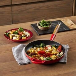 Le Creuset Koekenpan Signature Kersenrood - ø 28 Cm / 2.6 Liter - Geëmailleerde Anti-aanbaklaag 13 Le Creuset Koekenpan Signature Kersenrood - ø 28 Cm / 2.6 Liter - Geëmailleerde Anti-aanbaklaag -Pot Bevordering 1200x1200 507