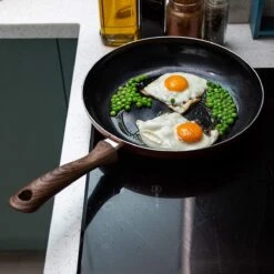 Nuovva Koperen Koekenpan - Keramische Antikleeflaag – Houten Handvat Koekenpan - Ø 24 Cm Inductie - PTFE-vrij 16 Nuovva Koperen Koekenpan - Keramische Antikleeflaag – Houten Handvat Koekenpan - Ø 24 Cm Inductie - PTFE-vrij -Pot Bevordering 1200x1200 511