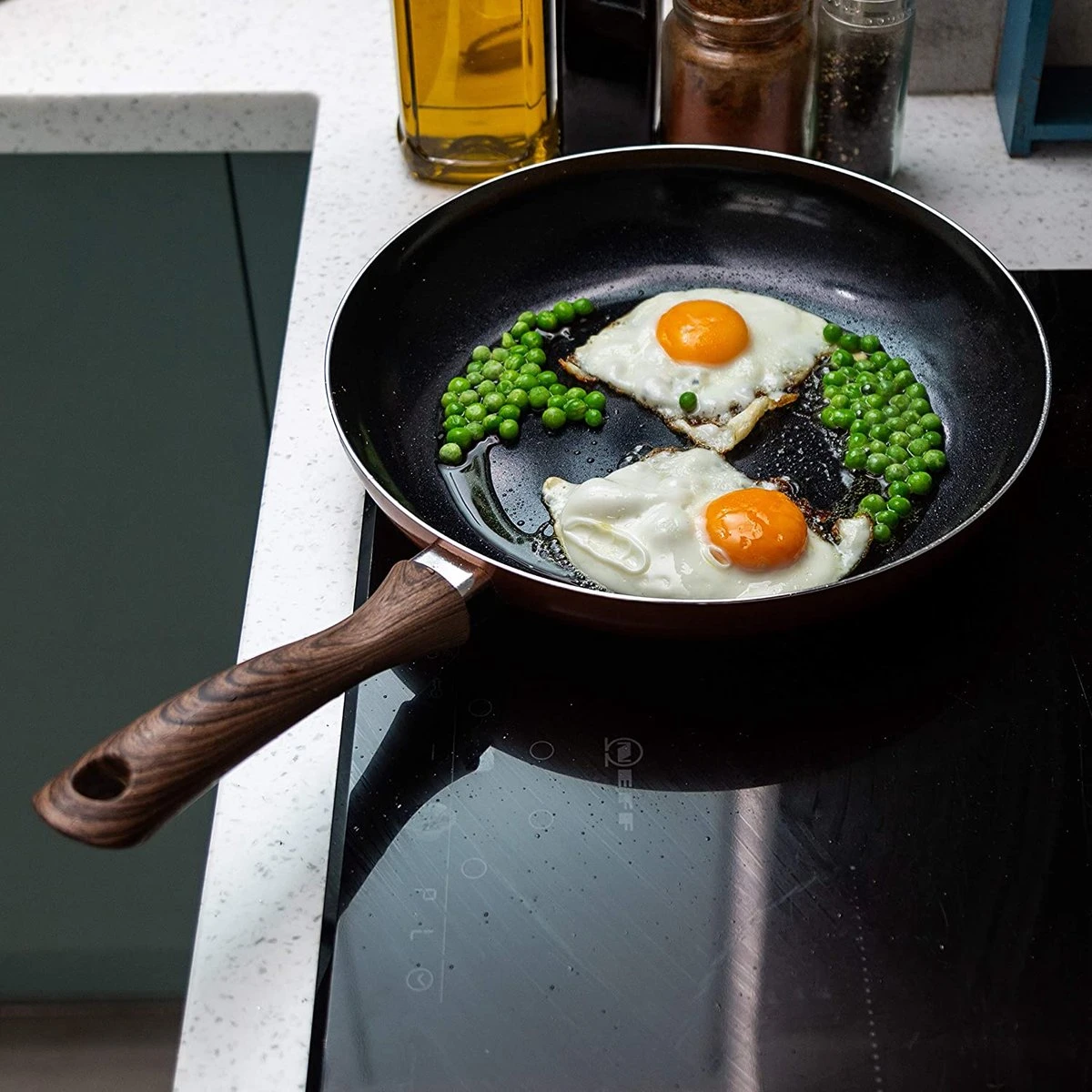 Nuovva Koperen Koekenpan - Keramische Antikleeflaag – Houten Handvat Koekenpan - Ø 24 Cm Inductie - PTFE-vrij 8 Nuovva Koperen Koekenpan - Keramische Antikleeflaag – Houten Handvat Koekenpan - Ø 24 Cm Inductie - PTFE-vrij - Afbeelding 6