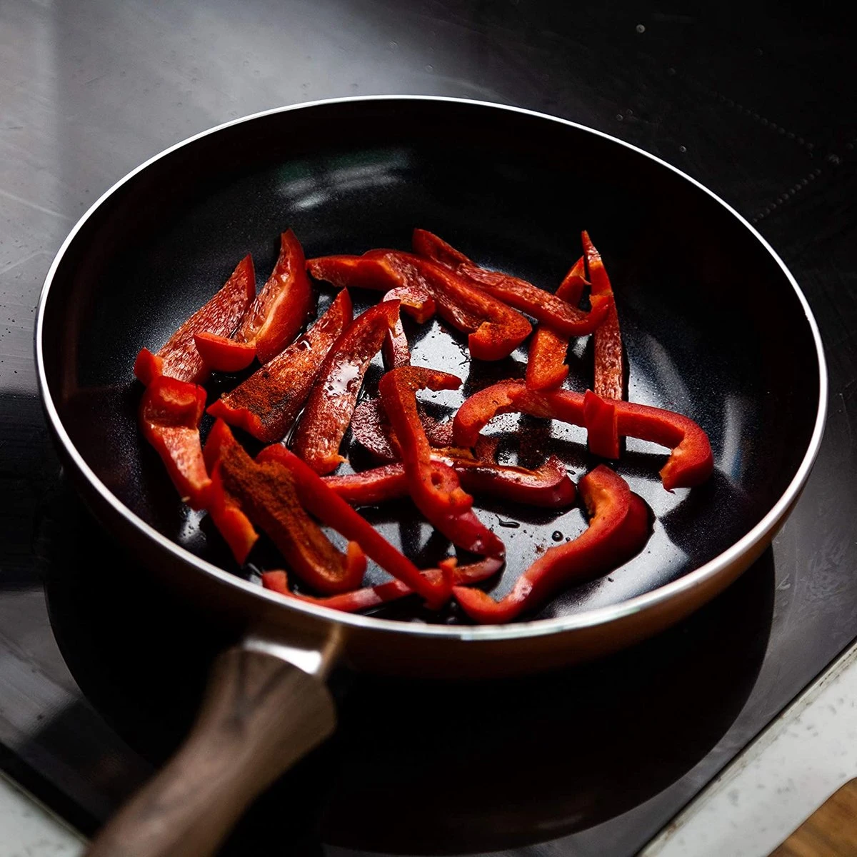 Nuovva Koperen Koekenpan - Keramische Antikleeflaag – Houten Handvat Koekenpan - Ø 24 Cm Inductie - PTFE-vrij 9 Nuovva Koperen Koekenpan - Keramische Antikleeflaag – Houten Handvat Koekenpan - Ø 24 Cm Inductie - PTFE-vrij - Afbeelding 7