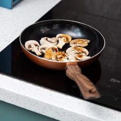 Nuovva Koperen Koekenpan - Keramische Antikleeflaag – Houten Handvat Koekenpan - Ø 24 Cm Inductie - PTFE-vrij 19 Nuovva Koperen Koekenpan - Keramische Antikleeflaag – Houten Handvat Koekenpan - Ø 24 Cm Inductie - PTFE-vrij -Pot Bevordering 1200x1200 513