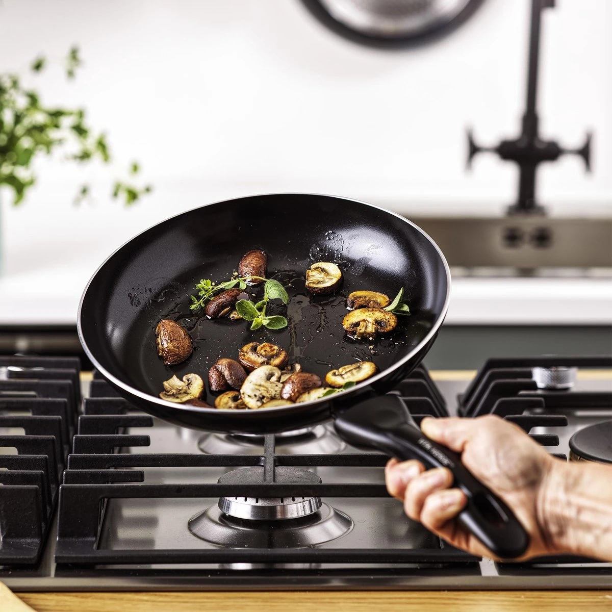 VitaVerde Expert Koekenpannenset Ø 24cm + Ø 28cm - Zwart - Inductie - PFAS-vrij 11 VitaVerde Expert Koekenpannenset Ø 24cm + Ø 28cm - Zwart - Inductie - PFAS-vrij - Afbeelding 9