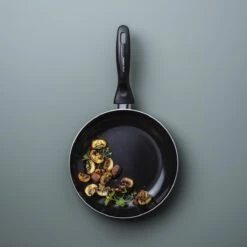 VitaVerde Expert Koekenpannenset Ø 24cm + Ø 28cm - Zwart - Inductie - PFAS-vrij 21 VitaVerde Expert Koekenpannenset Ø 24cm + Ø 28cm - Zwart - Inductie - PFAS-vrij -Pot Bevordering 1200x1200 552