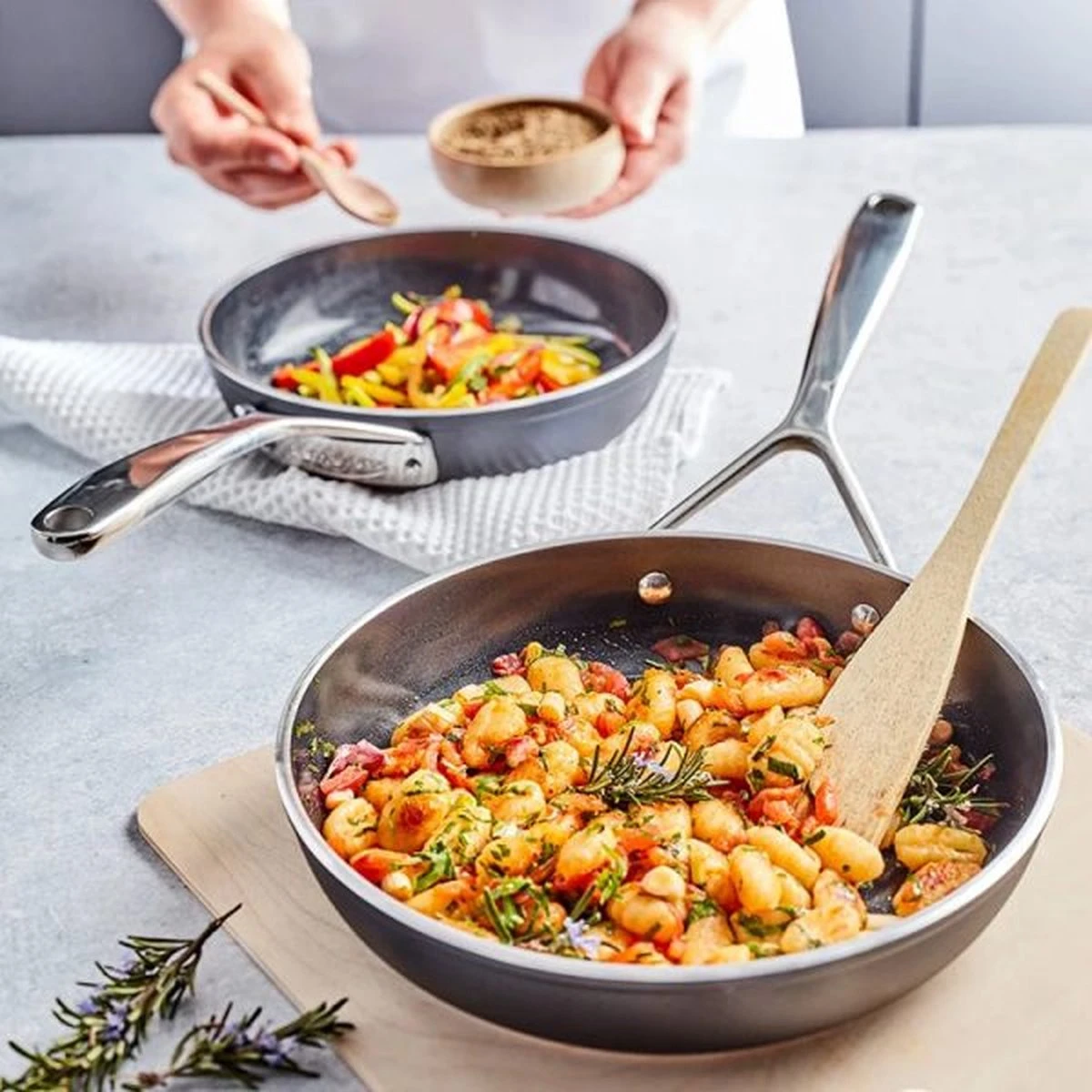 Demeyere 12628 Alu Pro 5 Ceraforce Antikleef Bakpan 28 Cm 4 Demeyere 12628 Alu Pro 5 Ceraforce Antikleef Bakpan 28 Cm - Afbeelding 2