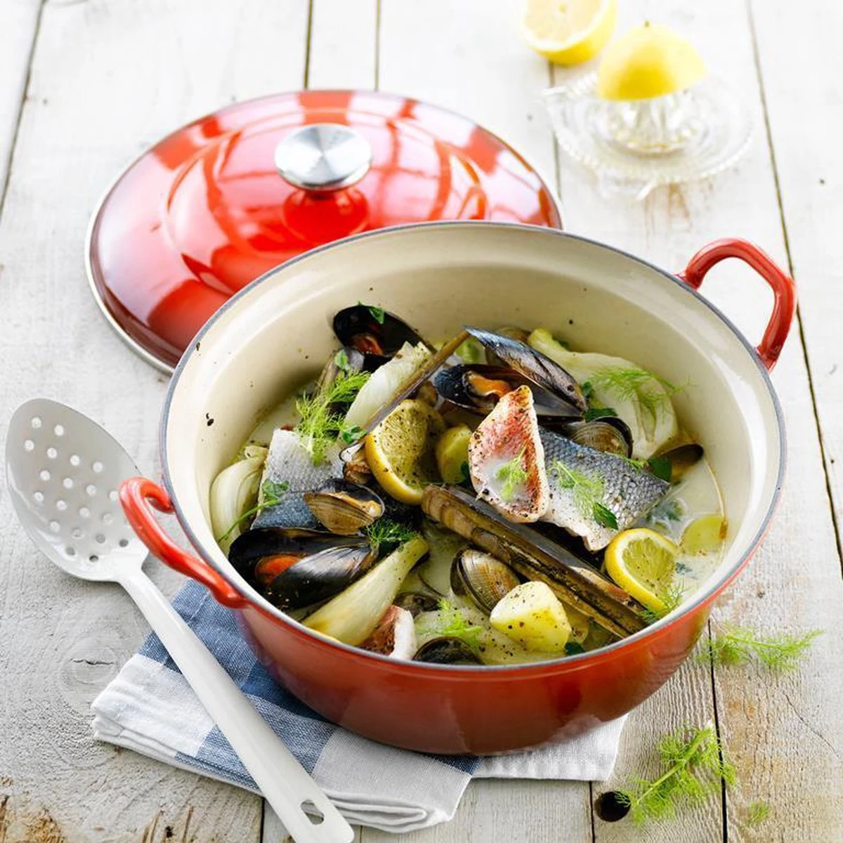 Le Creuset Braadpan Faitout Tradition Kersenrood - ø 24 Cm / 3 Liter 4 Le Creuset Braadpan Faitout Tradition Kersenrood - ø 24 Cm / 3 Liter - Afbeelding 2