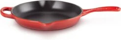 Le Creuset - Gietijzeren Ronde Skillet In Kersenrood 23cm -Pot Bevordering 1200x397 1