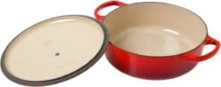 Le Creuset - Gietijzeren - Lage Braadpan - 24cm - Kersenrood 38 Le Creuset - Gietijzeren - Lage Braadpan - 24cm - Kersenrood -Pot Bevordering 1200x478 1