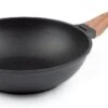Rosmarino Black Line - Wokpan - Ø30cm - 100% PFAS & PFOA Vrij - Gegoten Aluminium - Non-stick Minerale Coating - Ergonomische Handgreep - Geschikt Voor Alle Warmtebronnen & Vaatwasser 1 Rosmarino Black Line - Wokpan - Ø30cm - 100% PFAS & PFOA Vrij - Gegoten Aluminium - Non-stick Minerale Coating - Ergonomische Handgreep - Geschikt Voor Alle Warmtebronnen & Vaatwasser -Pot Bevordering 1200x635 1