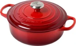 Le Creuset - Gietijzeren - Lage Braadpan - 24cm - Kersenrood 37 Le Creuset - Gietijzeren - Lage Braadpan - 24cm - Kersenrood -Pot Bevordering 1200x719 1