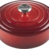Le Creuset - Gietijzeren - Lage Braadpan - 24cm - Kersenrood 1 Le Creuset - Gietijzeren - Lage Braadpan - 24cm - Kersenrood -Pot Bevordering 1200x738 4