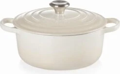 Le Creuset Braadpan Signature Meringue - ø 24 Cm / 4.2 Liter 11 Le Creuset Braadpan Signature Meringue - ø 24 Cm / 4.2 Liter -Pot Bevordering 1200x744 6