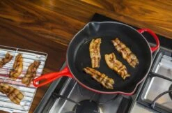 Le Creuset - Gietijzeren Ronde Skillet In Kersenrood 23cm -Pot Bevordering 1200x787 3