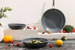 Swiss Pro+ - Koekenpannenset - 3 Delig - Keramisch - Inductie - Milieuvriendelijk - PFAS - PFOA Vrij - Sapphire Green 20 Swiss Pro+ - Koekenpannenset - 3 Delig - Keramisch - Inductie - Milieuvriendelijk - PFAS - PFOA Vrij - Sapphire Green -Pot Bevordering 1200x799 20