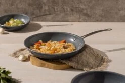 Swiss Pro+ - Koekenpannenset - 3 Delig - Keramisch - Inductie - Milieuvriendelijk - PFAS - PFOA Vrij - Sapphire Green 21 Swiss Pro+ - Koekenpannenset - 3 Delig - Keramisch - Inductie - Milieuvriendelijk - PFAS - PFOA Vrij - Sapphire Green -Pot Bevordering 1200x799 21