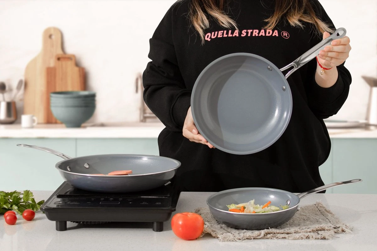 Swiss Pro+ - Koekenpannenset - 3 Delig - Keramisch - Inductie - Milieuvriendelijk - PFAS - PFOA Vrij - Sapphire Green 14 Swiss Pro+ - Koekenpannenset - 3 Delig - Keramisch - Inductie - Milieuvriendelijk - PFAS - PFOA Vrij - Sapphire Green - Afbeelding 12