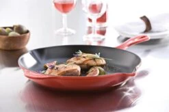 Le Creuset - Gietijzeren Ronde Skillet In Kersenrood 23cm -Pot Bevordering 1200x799 83
