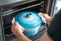 Nuovva Gietijzeren Braadpan Antiaanbaklaag Met Deksel - Sudderpan Blauw - Rond - Ø24 Cm - 4,7 Liter - 100% PFAS & PFOA Vrij - Geschikt Voor Alle Warmtebronnen - Elektrisch - Gas - Halogeen - Inductie – Keramisch 10 Nuovva Gietijzeren Braadpan Antiaanbaklaag Met Deksel - Sudderpan Blauw - Rond - Ø24 Cm - 4,7 Liter - 100% PFAS & PFOA Vrij - Geschikt Voor Alle Warmtebronnen - Elektrisch - Gas - Halogeen - Inductie – Keramisch -Pot Bevordering 1200x800 189