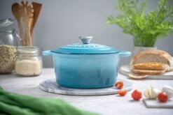 Nuovva Gietijzeren Braadpan Antiaanbaklaag Met Deksel - Sudderpan Blauw - Rond - Ø24 Cm - 4,7 Liter - 100% PFAS & PFOA Vrij - Geschikt Voor Alle Warmtebronnen - Elektrisch - Gas - Halogeen - Inductie – Keramisch 12 Nuovva Gietijzeren Braadpan Antiaanbaklaag Met Deksel - Sudderpan Blauw - Rond - Ø24 Cm - 4,7 Liter - 100% PFAS & PFOA Vrij - Geschikt Voor Alle Warmtebronnen - Elektrisch - Gas - Halogeen - Inductie – Keramisch -Pot Bevordering 1200x800 190