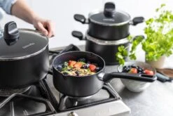 GreenPan Memphis Pannenset - 4-delig - Zwart - Inductie - PFAS-vrij 23 GreenPan Memphis Pannenset - 4-delig - Zwart - Inductie - PFAS-vrij -Pot Bevordering 1200x800 25