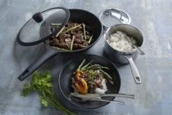 Sola Wokpan Fair Cooking - Ø 30 Cm - Zwart/wit - Aluminium - Antiaanbaklaag 9 Sola Wokpan Fair Cooking - Ø 30 Cm - Zwart/wit - Aluminium - Antiaanbaklaag -Pot Bevordering 1200x800 36