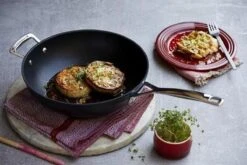 Le Creuset Wokpan - Met Steel - Les Forgées TNS - ø 26 Cm / 3.4 Liter - Standaard Anti-aanbaklaag 8 Le Creuset Wokpan - Met Steel - Les Forgées TNS - ø 26 Cm / 3.4 Liter - Standaard Anti-aanbaklaag -Pot Bevordering 1200x800 48