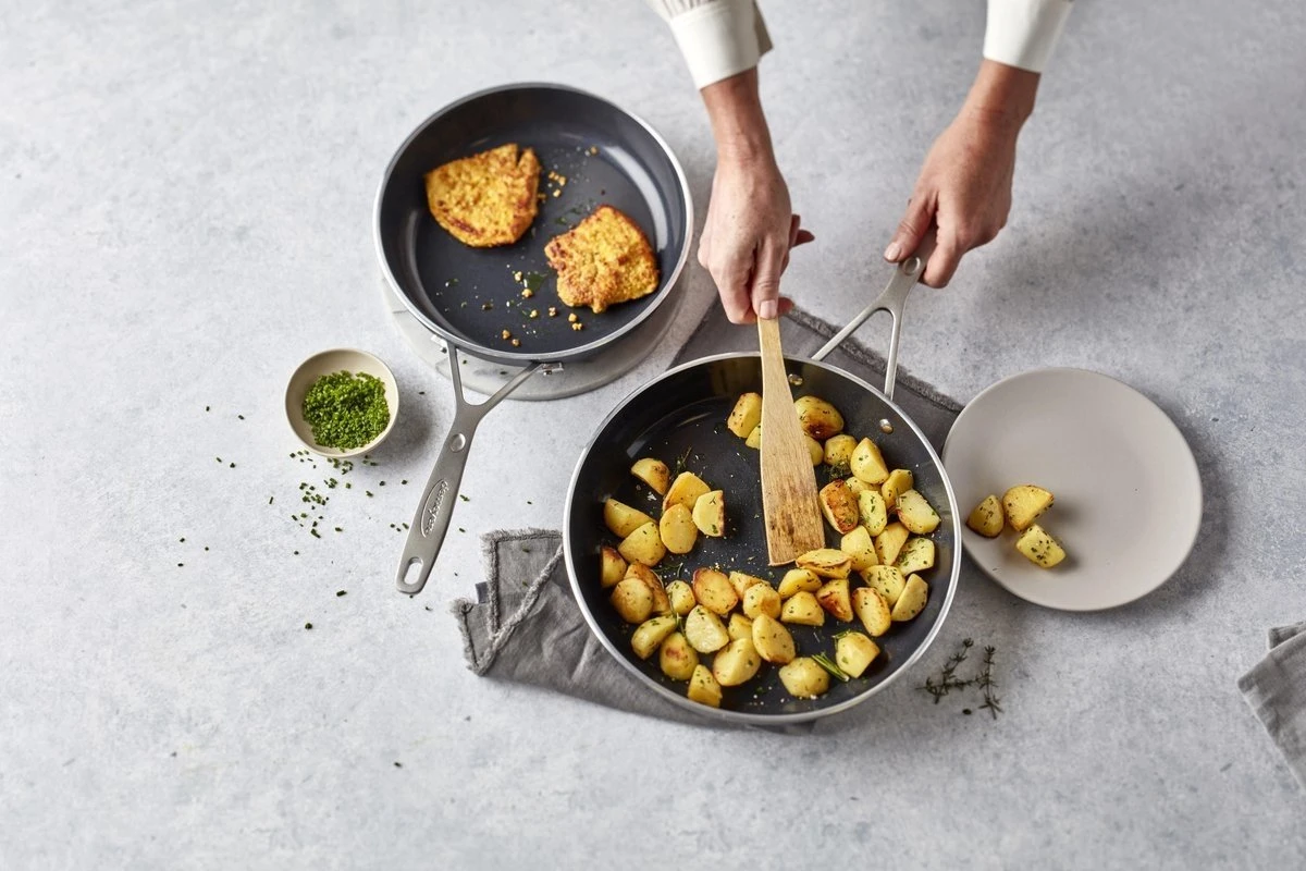 Demeyere Alu Industry 3 Koekenpannenset - Inductie - Pannenset 24 Cm + 28 Cm - Ceraforce Antikleeflaag - PTFE-vrij 9 Demeyere Alu Industry 3 Koekenpannenset - Inductie - Pannenset 24 Cm + 28 Cm - Ceraforce Antikleeflaag - PTFE-vrij - Afbeelding 7