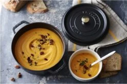 Staub Ronde Braadpan - Ø28 Cm - Zwart 13 Staub Ronde Braadpan - Ø28 Cm - Zwart -Pot Bevordering 1200x801 15