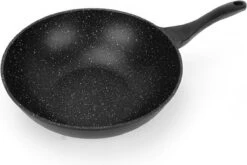 Royal Swiss WK30 - Wokpan - Ø 30 Cm - Marmeren Coating - Inductie - Met Glazen Deksel - PFAS-vrijs - Zwart 9 Royal Swiss WK30 - Wokpan - Ø 30 Cm - Marmeren Coating - Inductie - Met Glazen Deksel - PFAS-vrijs - Zwart -Pot Bevordering 1200x801 4