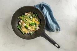 Sola - Wokpan Fair Cooking Zwart/wit Greblon Anti Aanbaklaag 11 Sola - Wokpan Fair Cooking Zwart/wit Greblon Anti Aanbaklaag -Pot Bevordering 1200x802 3