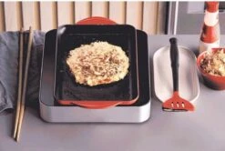 Le Creuset - Gietijzeren Grillplaat - 32x22cm - Kersenrood 10 Le Creuset - Gietijzeren Grillplaat - 32x22cm - Kersenrood -Pot Bevordering 1200x807 6