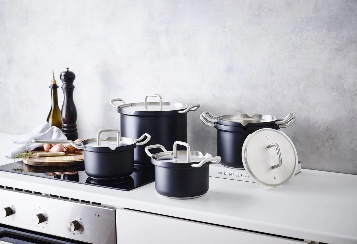 BK Q-linair Master Black Kookpannenset - 5-delig - Veilig Afgietsysteem - Inductie 4 BK Q-linair Master Black Kookpannenset - 5-delig - Veilig Afgietsysteem - Inductie - Afbeelding 2