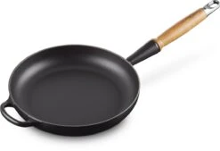 Le Creuset Koekenpan Signature Mat Zwart - ø 28 Cm / 2.6 Liter - Geëmailleerde Anti-aanbaklaag 16 Le Creuset Koekenpan Signature Mat Zwart - ø 28 Cm / 2.6 Liter - Geëmailleerde Anti-aanbaklaag -Pot Bevordering 1200x823 3