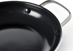 Dagelijkse Kost Door Jeroen Meus - Koekenpan ø24cm - Inductie - Anti-aanbak - PFAS-vrij 13 Dagelijkse Kost Door Jeroen Meus - Koekenpan ø24cm - Inductie - Anti-aanbak - PFAS-vrij -Pot Bevordering 1200x839