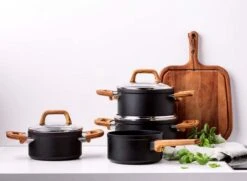 Gero Mark Kookpannenset - 4-delig - Zwart - Houtlook Grepen - Inductie - PFAS-vrij 11 Gero Mark Kookpannenset - 4-delig - Zwart - Houtlook Grepen - Inductie - PFAS-vrij -Pot Bevordering 1200x879 1