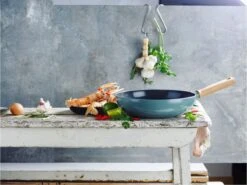 GreenPan Mayflower Wok - Ø 28 Cm - Keramisch - Inductie -Pot Bevordering 1200x898 3