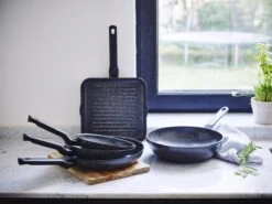 BK Universe Koekenpan Ø 24cm - Inductie - Anti-aanbak - PFAS-vrij 17 BK Universe Koekenpan Ø 24cm - Inductie - Anti-aanbak - PFAS-vrij -Pot Bevordering 1200x899 18