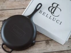 Belluci - Ø26cm - Koekenpan - Skillet + Deksel Geëmailleerde Gietijzeren Pan Voor BBQ En Inductie Incl. Accessoires - Hapjespan - Braadpan -Pot Bevordering 1200x899 26